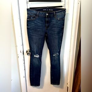 Old navy- mid rise super skinny rockstar jean, distressed knees size 10 Long